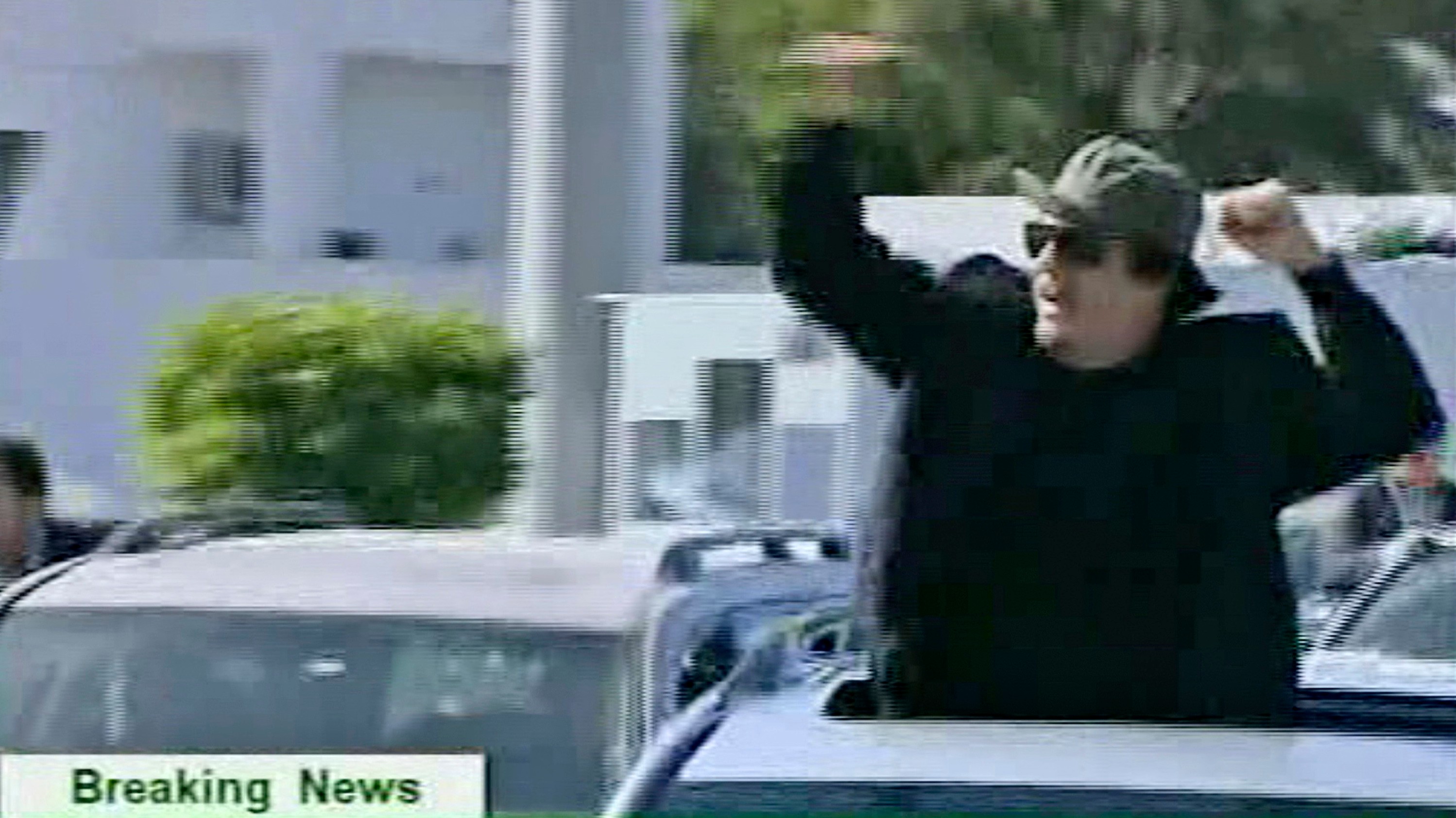 Kaddáffí sa preháňa na aute v uliciach Tripolisu